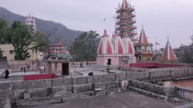 Kızılderililer Rishikesh, Hindistan sokaklarında.