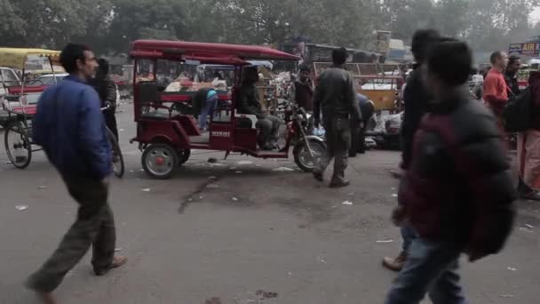 Indios en las calles de Nueva Delhi, India — Vídeos de Stock