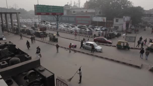 Indianen in de straten van New Delhi, India — Stockvideo