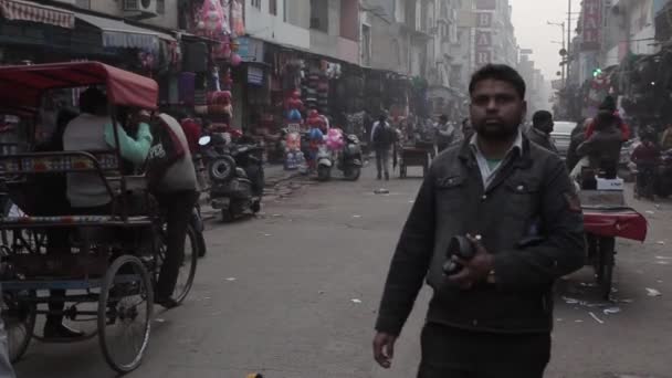Indios en las calles de Nueva Delhi, India — Vídeos de Stock