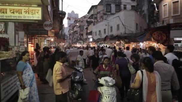 Индийцы на улицах Мумбаи, Индия . — стоковое видео