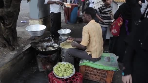 Kızılderililer sokaklarda Mumbai, Hindistan. — Stok video