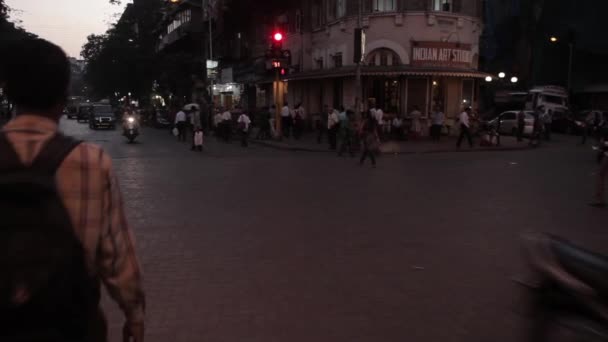 Indios en las calles de Mumbai, India . — Vídeo de stock