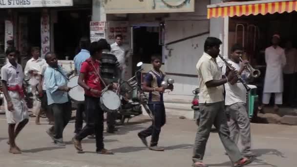 Indians on the streets of Gadag, India. — Stock Video