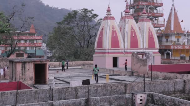 Indians on the streets of Rishikesh, India. — Stock Video