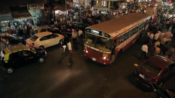 インド人、インドのムンバイの路上. — ストック動画