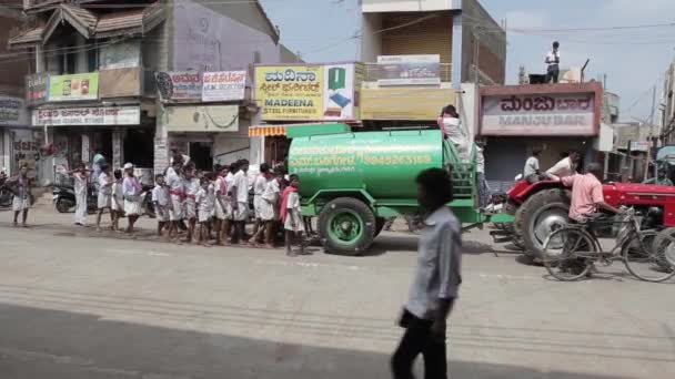 Indianen in de straten van Gadag, India. — Stockvideo