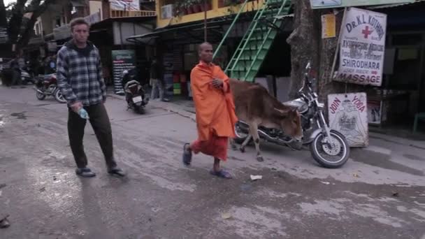 Indios en las calles de Rishikesh, India . — Vídeos de Stock