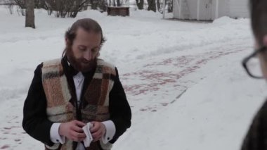 sakallı adam bir takım elbise ve kravat kış bir arka plan üzerinde