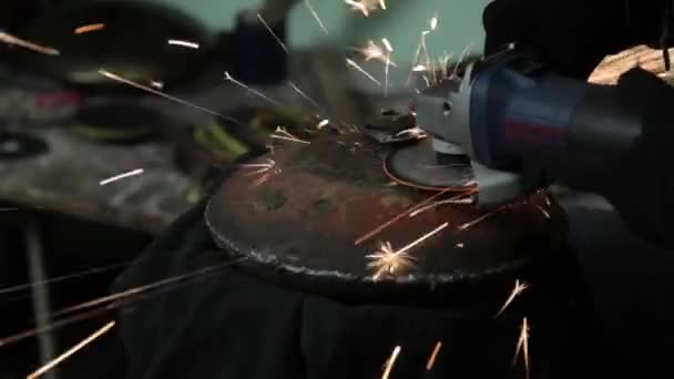 Angle Grinder grève étincelles dans un garage sombre exécutant l'assistant pour la production d'un tambour en métal étincelles magiques polissage de la surface d'un vieux sac à gaz résultats nettoie la surface métallique du sac à gaz — Video