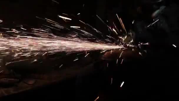 Angle Grinder grève étincelles dans un garage sombre exécutant l'assistant pour la production d'un tambour en métal étincelles magiques polissage de la surface d'un vieux sac à gaz résultats nettoie la surface métallique du sac à gaz — Video