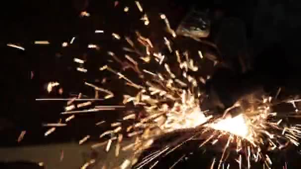 Angle Grinder grève étincelles dans un garage sombre exécutant l'assistant pour la production d'un tambour en métal étincelles magiques polissage de la surface d'un vieux sac à gaz résultats nettoie la surface métallique du sac à gaz — Video