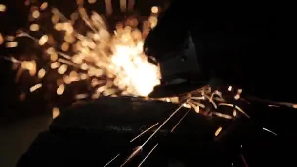 Angle Grinder grève étincelles dans un garage sombre exécutant l'assistant pour la production d'un tambour en métal étincelles magiques polissage de la surface d'un vieux sac à gaz résultats nettoie la surface métallique du sac à gaz — Video