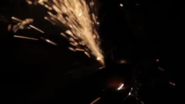 Angle Grinder grève étincelles dans un garage sombre exécutant l'assistant pour la production d'un tambour en métal étincelles magiques polissage de la surface d'un vieux sac à gaz résultats nettoie la surface métallique du sac à gaz — Video