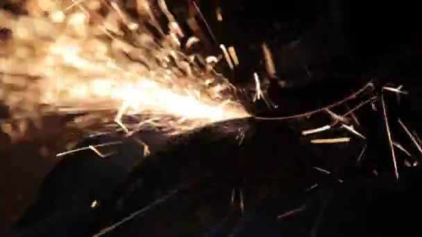 Angle Grinder grève étincelles dans un garage sombre exécutant l'assistant pour la production d'un tambour en métal étincelles magiques polissage de la surface d'un vieux sac à gaz résultats nettoie la surface métallique du sac à gaz — Video