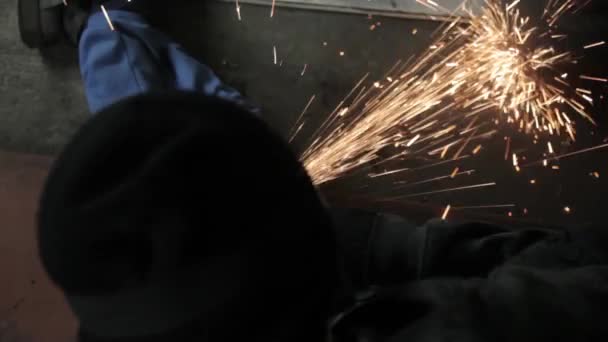 Angle Grinder grève étincelles dans un garage sombre exécutant l'assistant pour la production d'un tambour en métal étincelles magiques polissage de la surface d'un vieux sac à gaz résultats nettoie la surface métallique du sac à gaz — Video