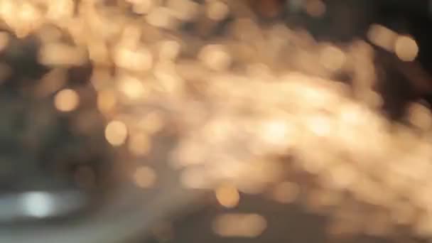 앵글 그 라인 더 스트라이크 어두운 차고 실행 오래 된 가스 가방 결과의 표면 연마 금속 드럼 마법 스파크의 생산에 대 한 마법사 청소 가스 백의 금속 표면에 불꽃 — 비디오