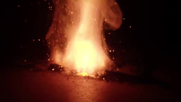 images au ralenti de la combustion et de l'explosion de poudre à canon comme espace 