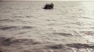 Bir grup insan açık denizde teknede.