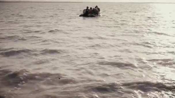 A group of people on the boat far out to sea — Stock Video