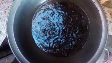 demir kolsuz bluz görünümü yakın çekim Moğol geleneksel hazırlık çay, taşra Moğolistan'da bir yurt dibinde çay kaynar