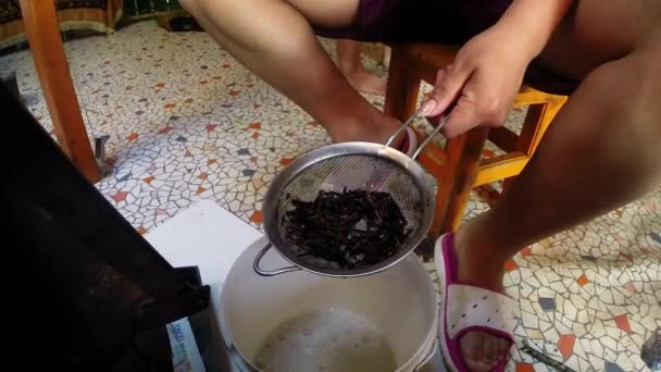 Sütlü çay bir elek ile beyaz kova, bir kadının ayak Moğol geleneksel hazırlık çay, taşra Moğolistan'da bir yurt içine dökülür — Stok video
