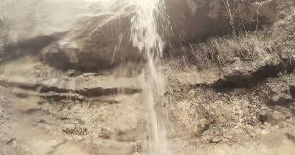 Küçük şelaleler akışı suda kayaların ve taşların dağlarda — Stok video