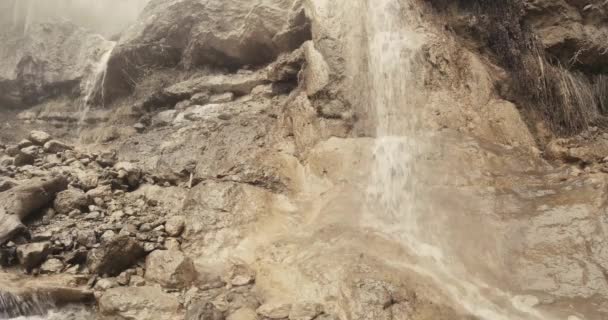 Kleine watervallen stroom van water in de rotsen en stenen in de bergen — Stockvideo
