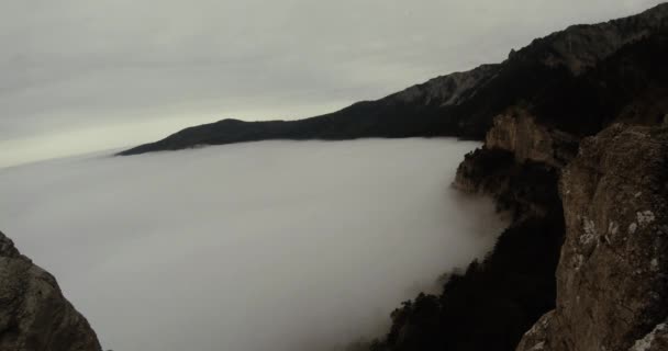 Niebla como el mar se lava sobre las rocas montaña primavera — Vídeo de stock