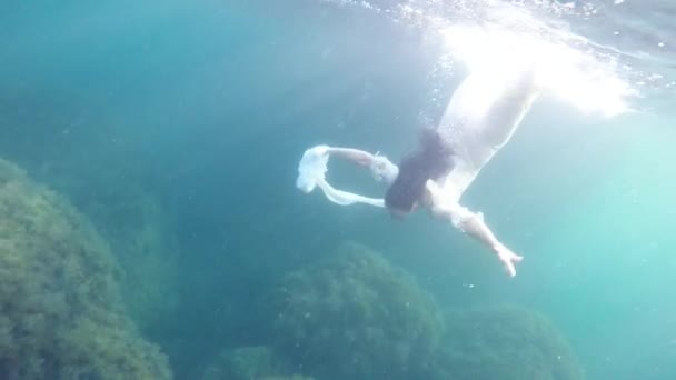 Mujer bajo el agua, cámara lenta — Vídeo de stock