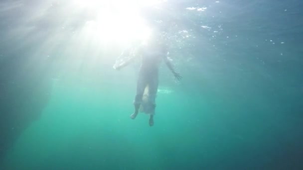女人在水之下，慢动作 — 图库视频影像