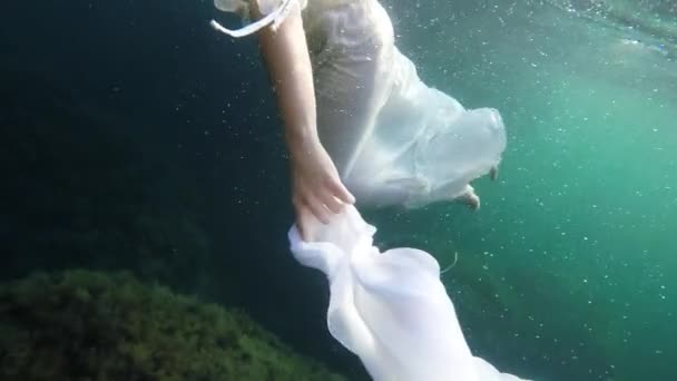 Mujer bajo el agua, cámara lenta — Vídeo de stock