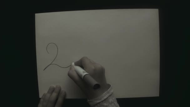 Escritura de la mano del niño en una hoja blanca de una vista superior Veinticuatro dividido por dos es igual a seis — Vídeos de Stock