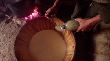 süt kaşık enzim fermantasyon dökme plastik şişeden bir şenlik ateşi yaktı