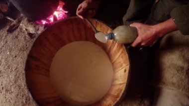 fermantasyon peynir hızlandırmak için süt enzimi ekleyerek bir kaşık tutan el