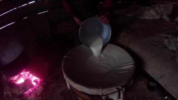 Тут, так що фільтр тільки доїння овечого молока в горах — стокове відео