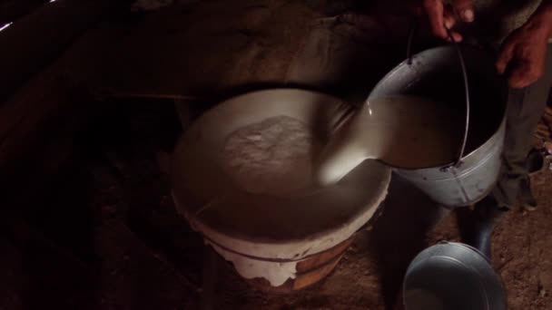 Фільтрація свіжого молока на старому шляху через відро і марлю — стокове відео