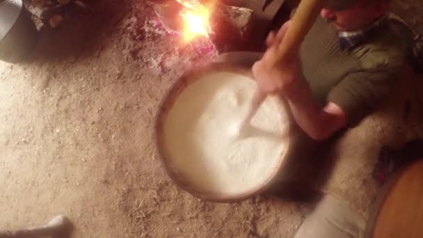 Churning fermentato gadget di legno di pecora latte super close-up — Video Stock