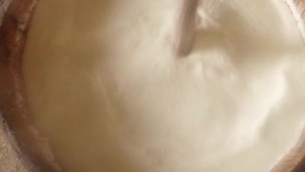 Churning fermentado gadget de madeira de leite de ovelha super close-up — Vídeo de Stock