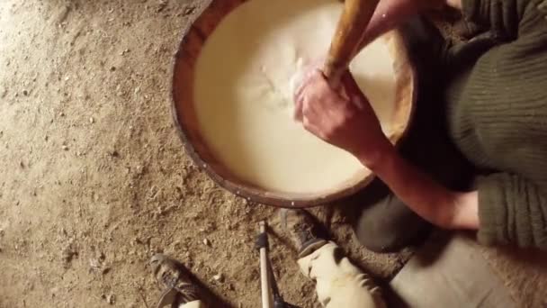 Bergbauer alte Tradition: Käse aus Schafsmilch in einem Holzfass verquirlen — Stockvideo