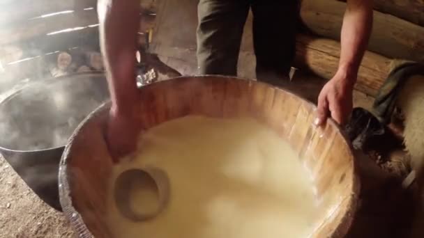 Se lava las manos de tinas de madera de queso caliente, vapor y cubo — Vídeo de stock