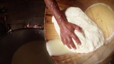 el koyun peyniri ahşap küvet içinde bir şenlik ateşi arka plan üzerinde presler