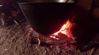 Metalik kazan çoban ve dağ çiftçi evinde ateşte karışımları