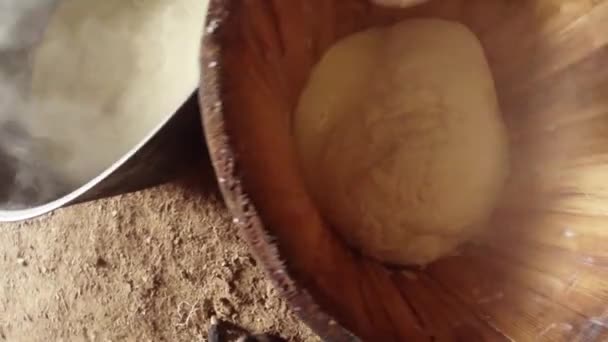 Panorama em cima de um barril de madeira com queijo e uma mão com uma xícara de líquido recolhe — Vídeo de Stock