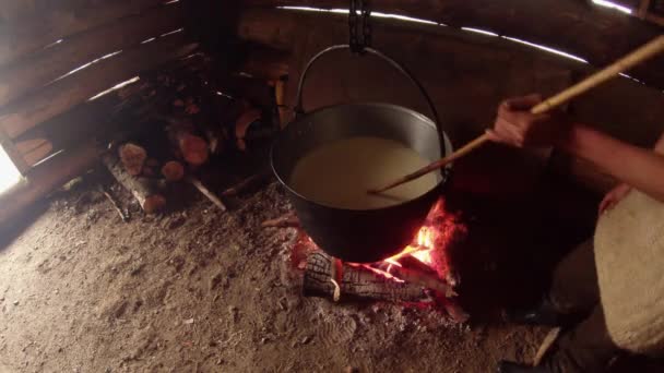 Calderone metallico sopra il fuoco nella casa dei pastori e miscele contadino di montagna — Video Stock