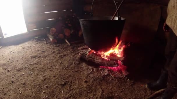 Metalliska grytan över elden i huset av herdar och mountain bonde blandar — Stockvideo