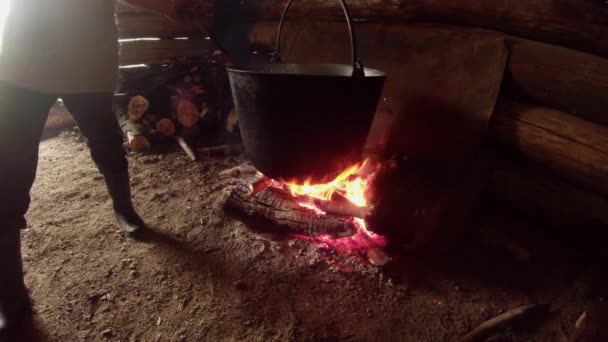 Calderone metallico sopra il fuoco nella casa dei pastori e miscele contadino di montagna — Video Stock