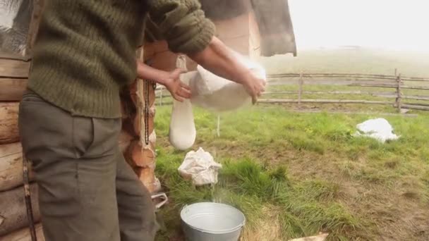 Gran pedazo de queso colgado en mantel de queso para la deshidratación tradición de montaña — Vídeos de Stock