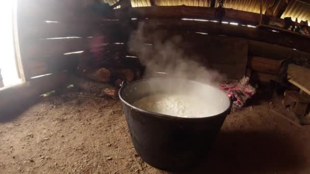 Alleen gebrouwen kaas in metalen pot op de aarden verdieping van de hut van herders nog rookt — Stockvideo