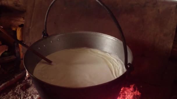 Metalen ketel boven het vuur in het huis van de herders en de berg landbouwer mixen Rechtenvrije Stockvideo